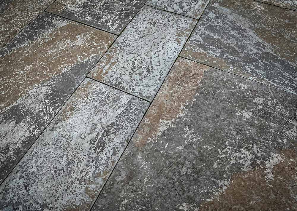 ガーデンテラスのテクスチャーは印象的なダルストーンペイブというコンクリート製平板。 自然石を模したコンクリートとは思えないくらいの表現力で存在感抜群。