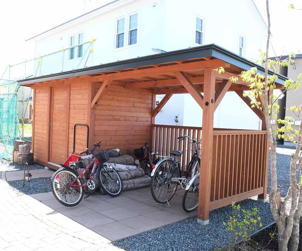 自転車小屋付き物置1.5坪　カラマツ羽目板　板金ルーフ