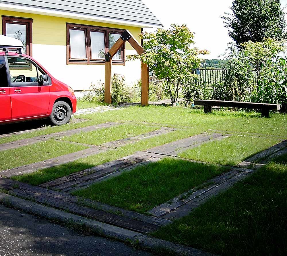 枕木と芝生の駐車場
