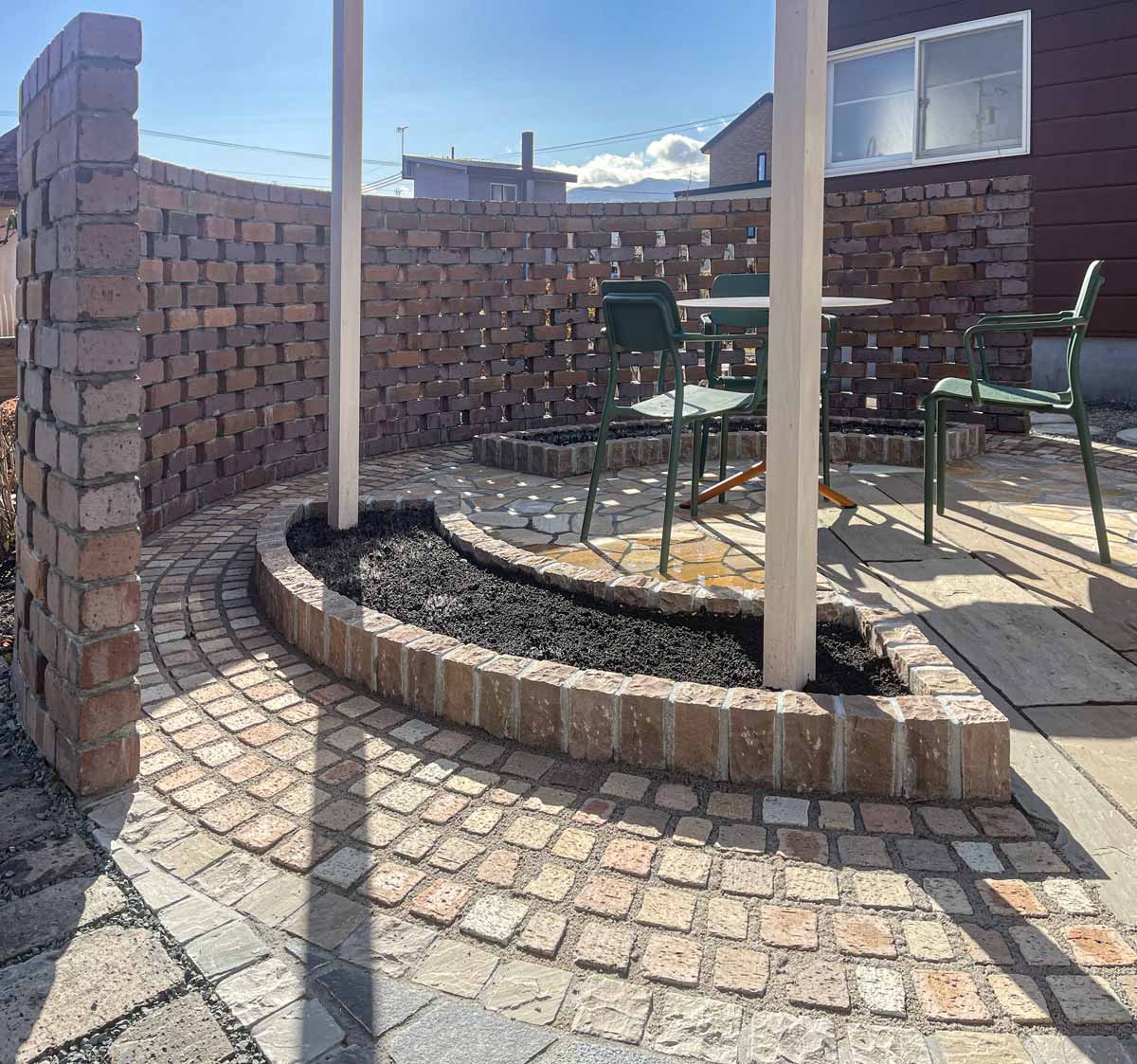 パーゴラの足元に花壇。その周りのディテール。