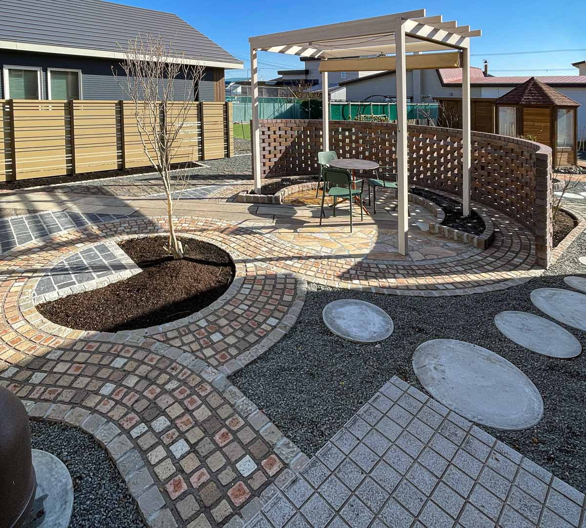 上段のくつろぎのスペースの構成。下段の活動のスペースとの調和と融合に気を配っている。