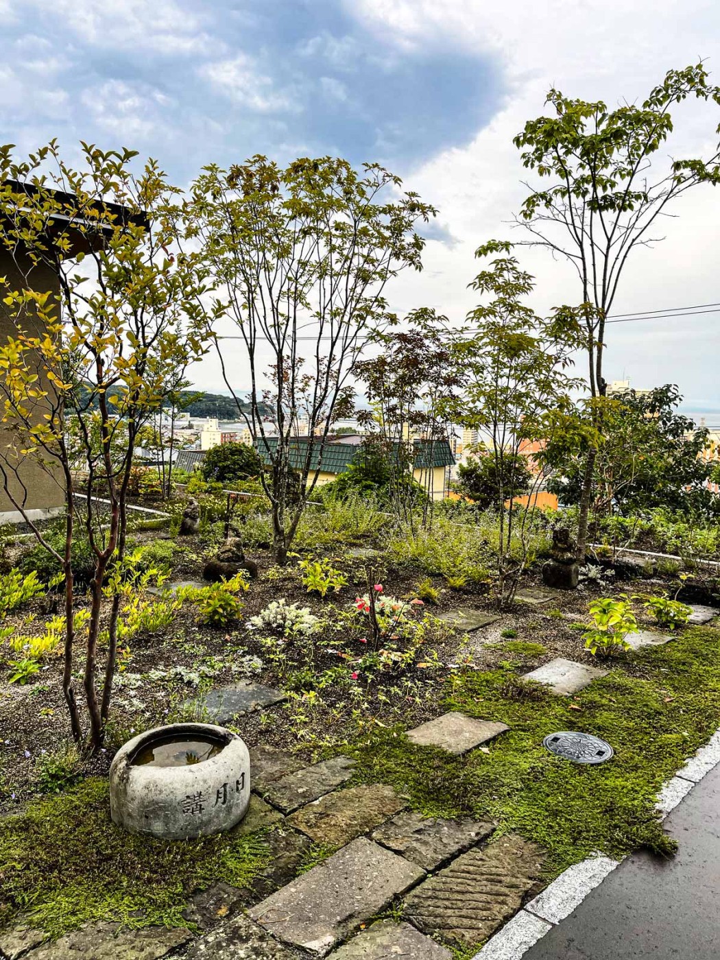 遠くに小樽湾を望む庭の風景